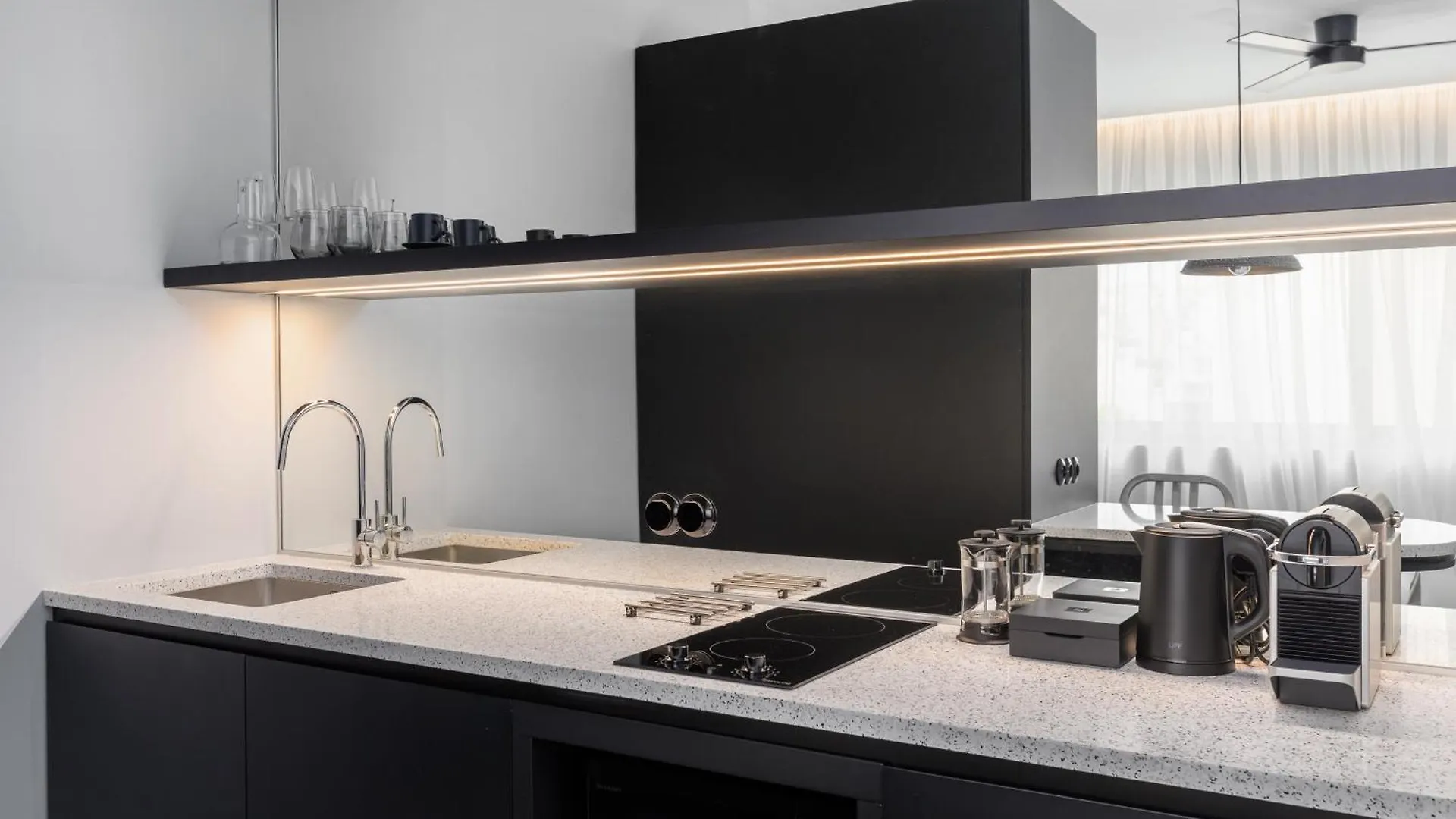 Nero Luxury Suites By Zennova Salonicco